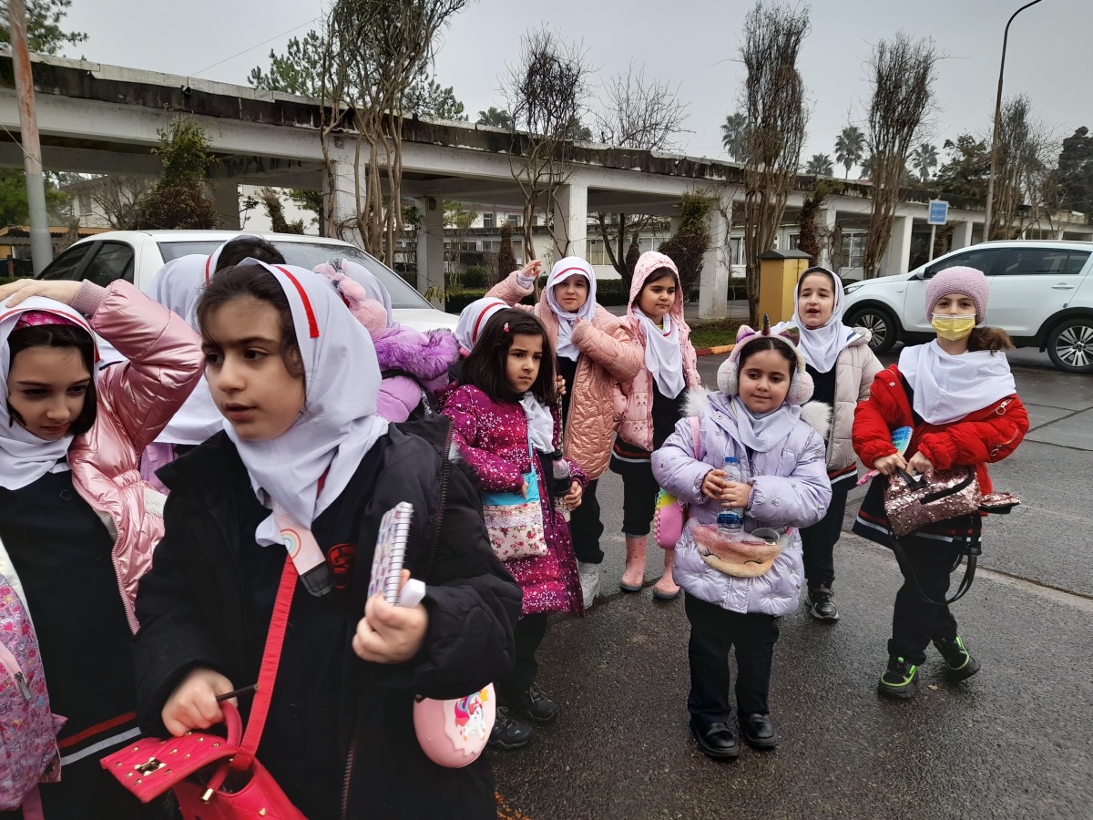 بازدید دختران چشمه از گلخانه و موزه ی حیوانات